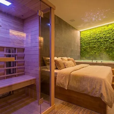 160 M Luxury Retreat Jacuzzi, Sauna & Free Parking