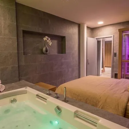 160 M Luxury Retreat Jacuzzi, Sauna & Free Parking